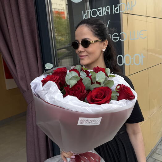 Букет красных роз с эвкалиптом