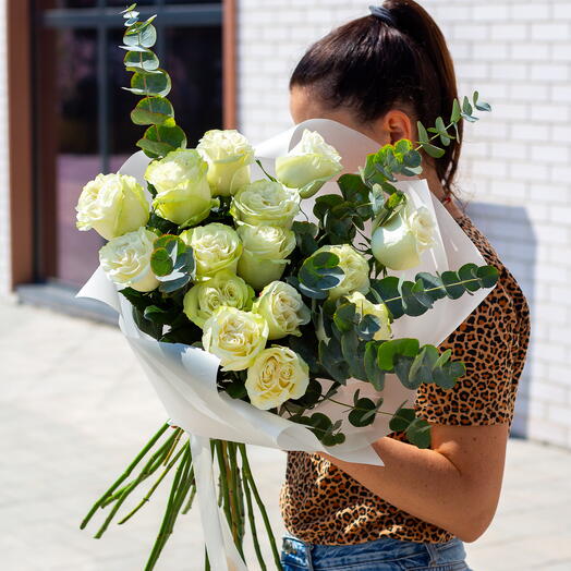 Классический букет. Белые розы и эвкалипт, 15 роз