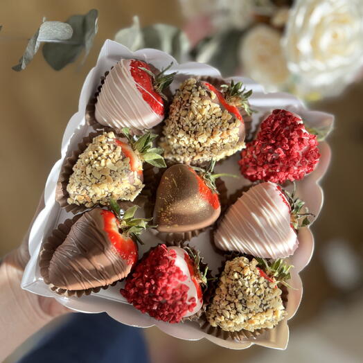 Клубника в белом и молочном шоколаде