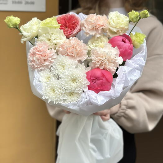 Букет с эустомой, пионами и пионовидной розой 🌸
