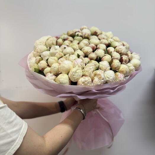 Букет из белых пионов