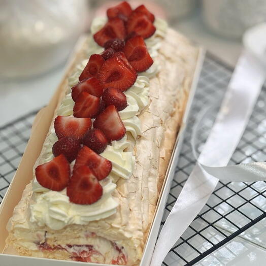 Меренговый рулет с клубникой