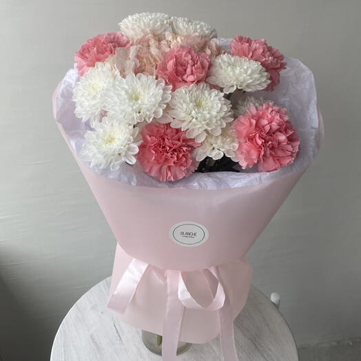 Букет «Нежность» с диантусами и кустовой хризантемой 🌸