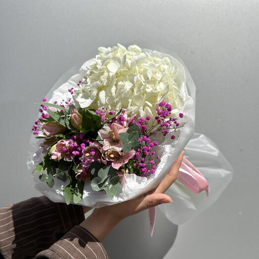 Букет с гортензией и альстромерией 💐