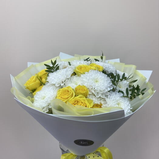 Букет из хризантемы и кустовой розы