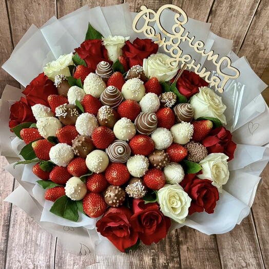 Букет из клубники в шоколаде с розами