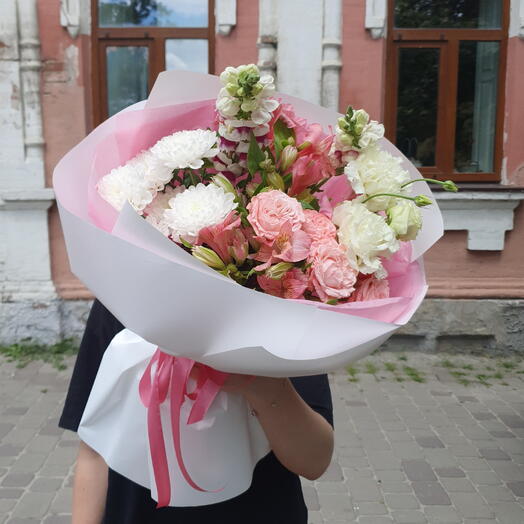 Букет с кустовой розой, эустомой, хризантемой и альстромерией