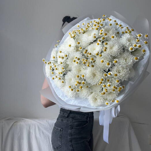 Букет из хризантем и ромашек