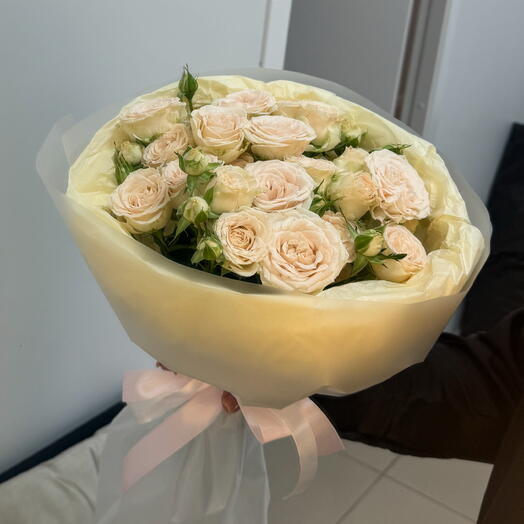 Моно букет из кустовой розы