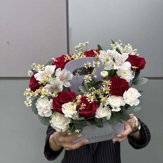 «Отражение чувств» 💕🌹 композиция из роз , ароматных матрикарии с альстромериями❣️