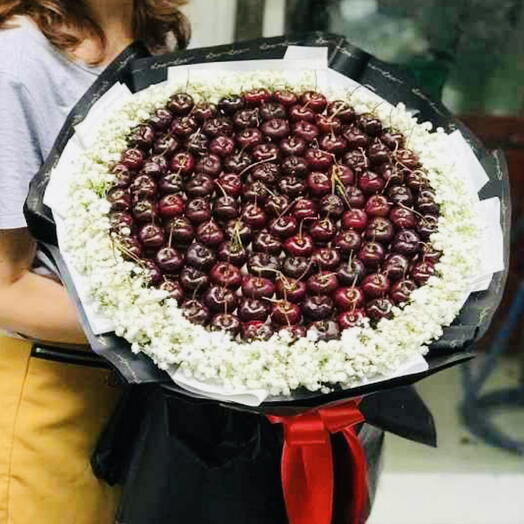 Букет из черешни и гипсофилы