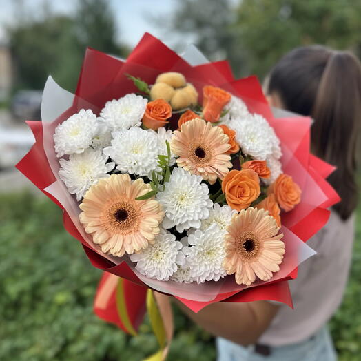 Сборный букет с персиковыми герберами