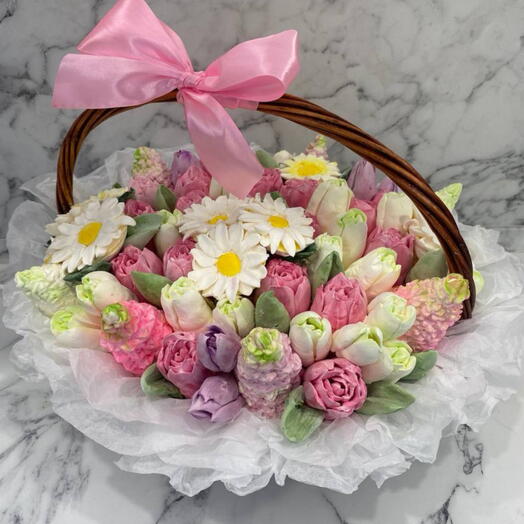 Корзина с зефирными ромашками, сиренью и тюльпанами