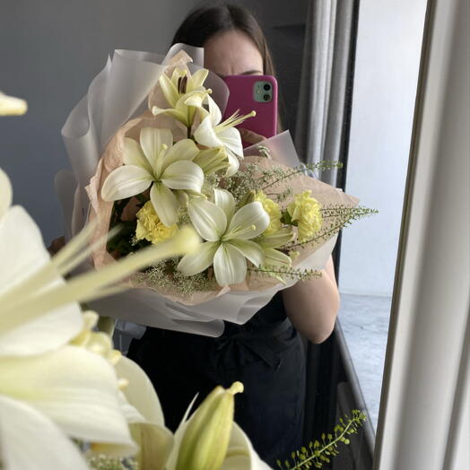 Букет из садовой лилии, диантусов, хризантемы и полевой зелени