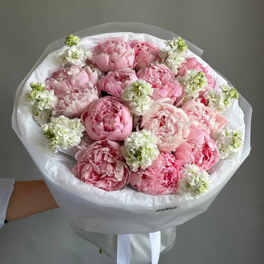 Нежный ароматный букет с пионами и маттиолой в упаковке 🌸