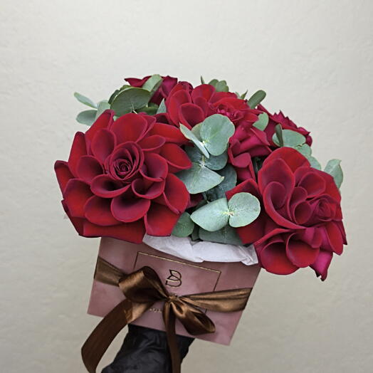 Композиция в коробочке с красными французскими розами🌹