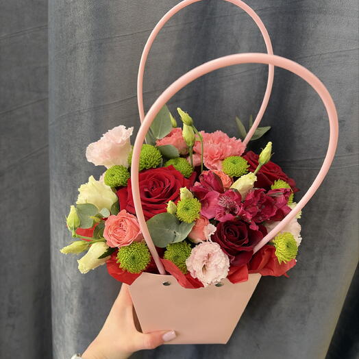 Композиция с красными розами, альстромерией и диантусом
