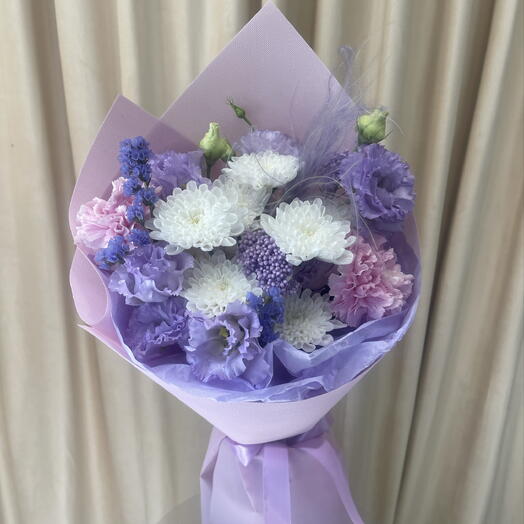 Букет с лавандовой эустомой, хризантемой и диантусами 💜