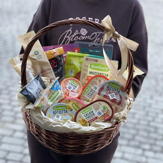Продуктовая корзина с сырами