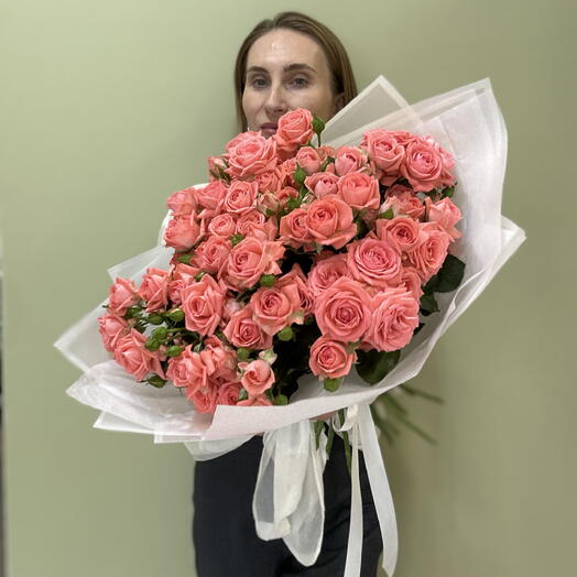 Букет из розовых кустовых роз Барбадос 15 шт. 60 см