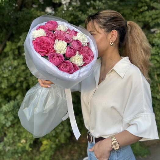 Нежный стойкий букет «Легкий полет ✈️🎀» из пион роз Кантри Блю и Сильвы 💝