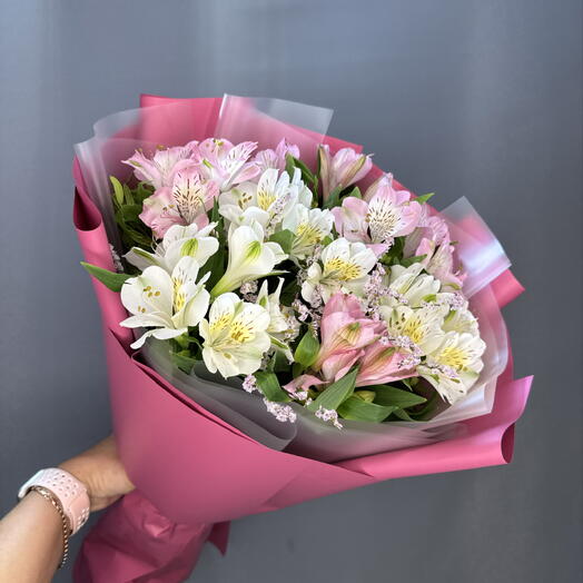 Букет с альстромериями и лимониумом