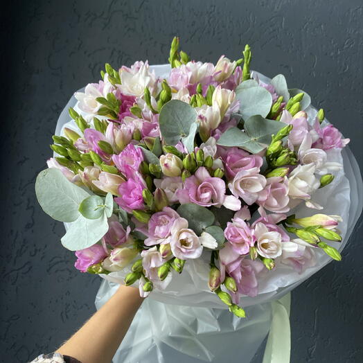 Моно букет из ароматных фрезий и эвкалипта «Нежность»