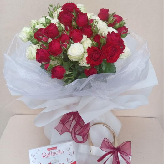 15 spray roses + Raffaello
