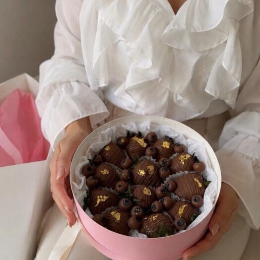 шайба из клубники в шоколаде