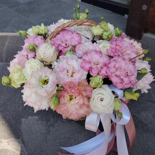 Эустома в корзине