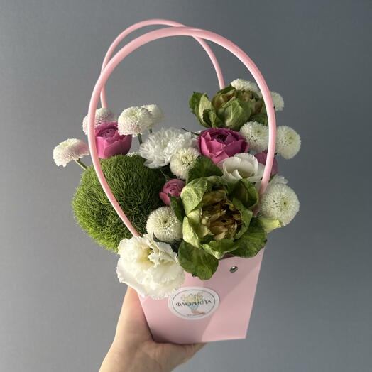 Летняя композиция с розами Вегги,кустовой розой,диантусом,хризантемой и эустомой