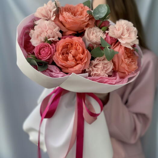 Букет «Пламя» пионовидные розы, диантусы,кустовые розы