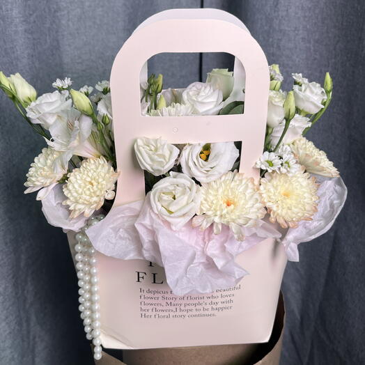 Сумочка с жемчужными бусами, эустомой и хризантемой! «Для неё» 💐💕