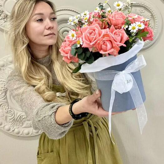 Композиция из 5 шт. Кустовых роз кораллового цвета с матрикарией 3 шт