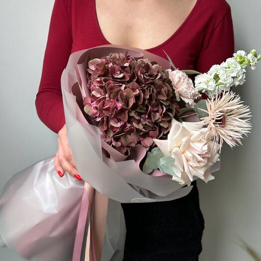 Букет из ажурных роз и Маттиолы