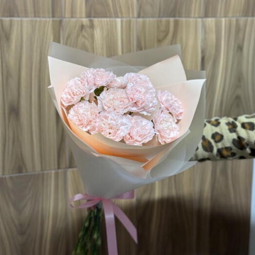 Лаконичный букет из кремовых диантусов
