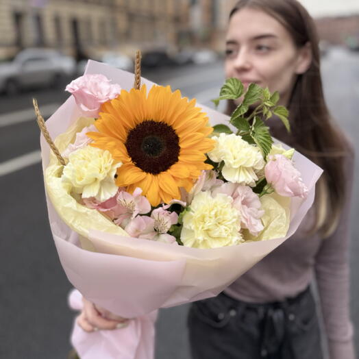 Букет с сезонным подсолнухом,эустомой и альстромериями