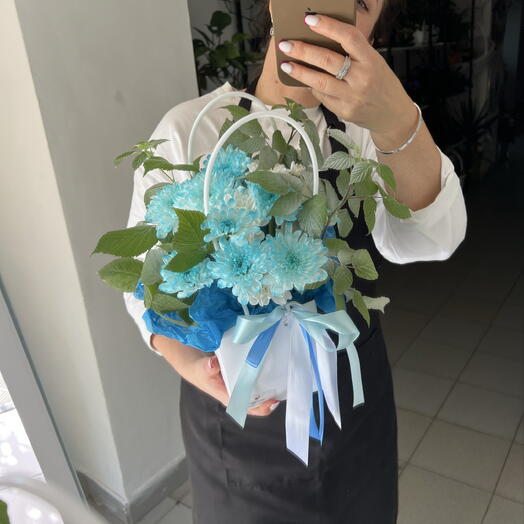 Голубые хризантемы в коробке
