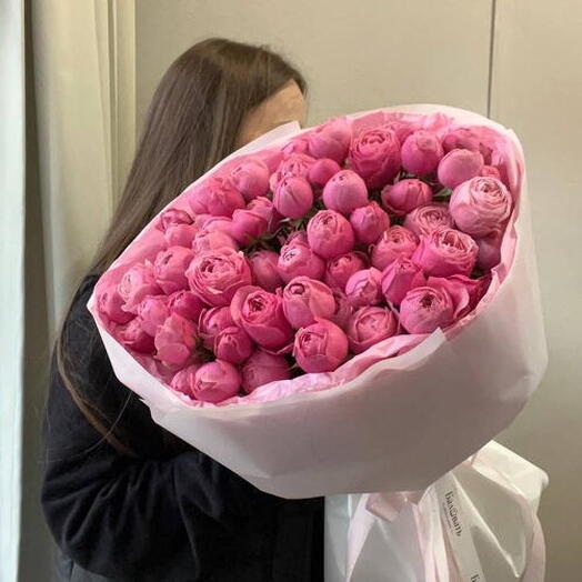 Букет из розовых пионовидных кустовых роз 15 шт