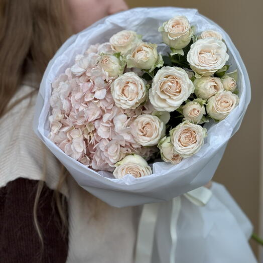 Букет-комплимент из гортензии и кустовых роз 🌸