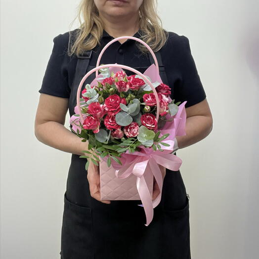 Композиция Огонек из кустовой красной розы и эвкалипта