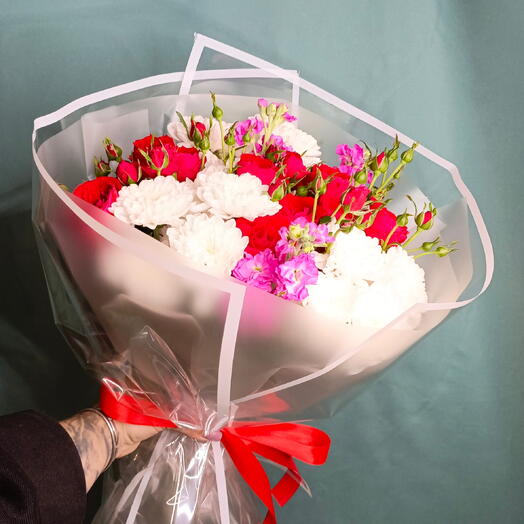 Букет с кустовой розой, маттиолой и хризантемой 🌹