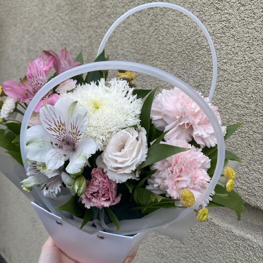 Композиция с хризантемой этруско , гвоздикой , хризантемой сантини , альстромерией и рускусом