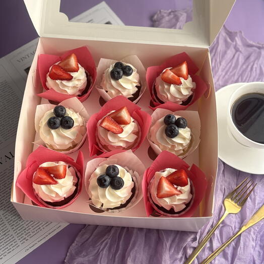 Conjunto de cupcakes surtido "Chocolate / cereza", "Vainilla/fresa" - 9pcs