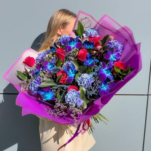 Букет Яркие розы и космическая Орхидея. Авторский букет 528. Leoraflowers
