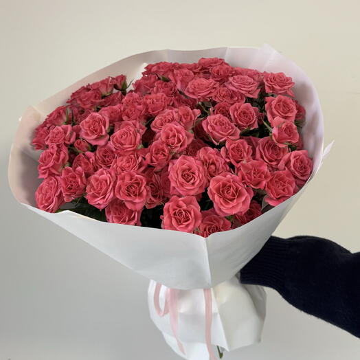 Букет из 19 ярко- розовых кустовых роз