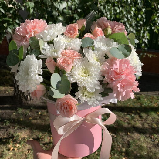 Композиция цветов: Диантусы, Кустовая Роза, Хризантемы и Эвкалипт 💝