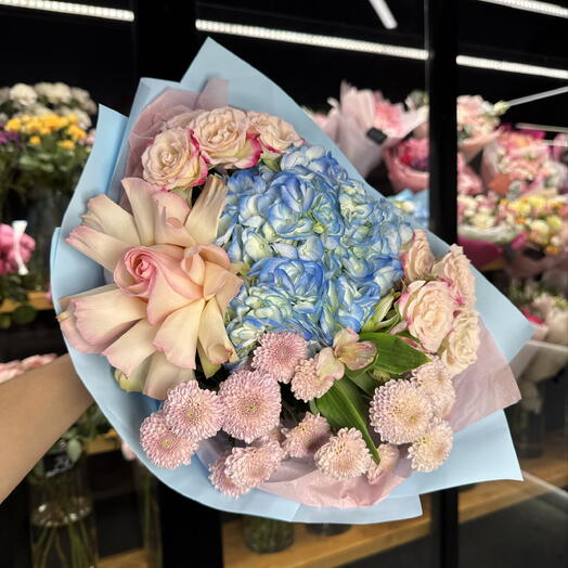 Авторский букет гортензия,кустовые розы,сантини