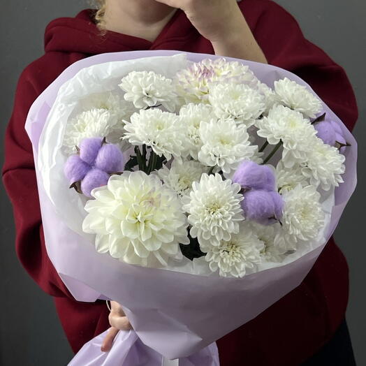 Лавандовый букет с георгинами
