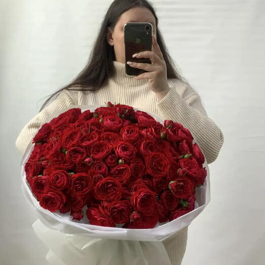 Букет из 25 кустовых пионовидных роз "Скарлет"